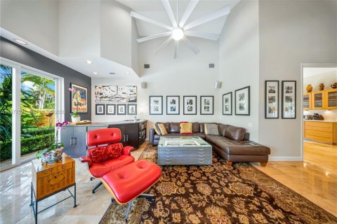 House in Miami, Florida 5 bedrooms, 326.37 sq.m. № 2042094 - photo 20