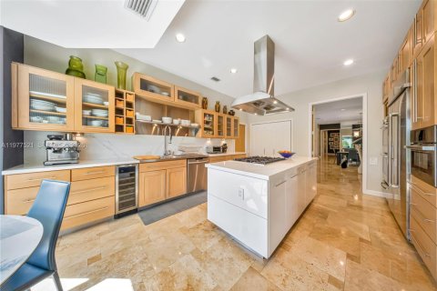 House in Miami, Florida 5 bedrooms, 326.37 sq.m. № 2042094 - photo 13