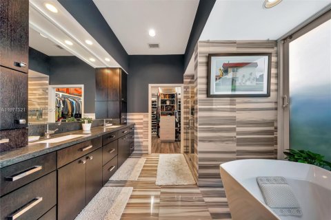 House in Miami, Florida 5 bedrooms, 326.37 sq.m. № 2042094 - photo 25