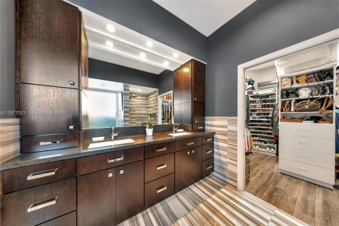 House in Miami, Florida 5 bedrooms, 326.37 sq.m. № 2042094 - photo 28