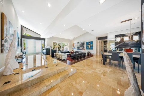 House in Miami, Florida 5 bedrooms, 326.37 sq.m. № 2042094 - photo 7