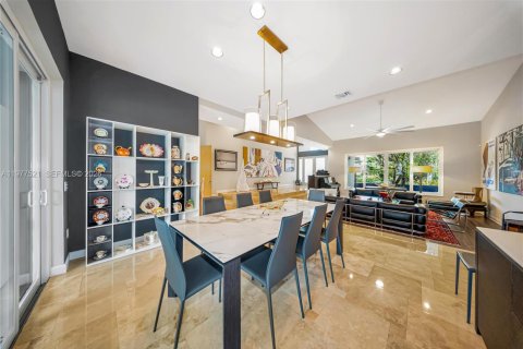 House in Miami, Florida 5 bedrooms, 326.37 sq.m. № 2042094 - photo 16