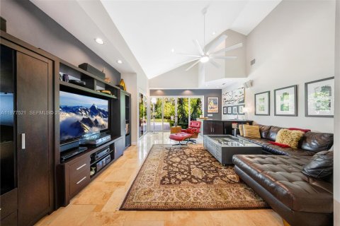 House in Miami, Florida 5 bedrooms, 326.37 sq.m. № 2042094 - photo 19