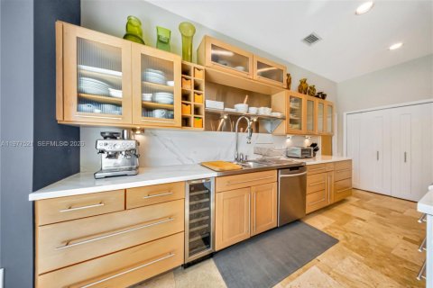 House in Miami, Florida 5 bedrooms, 326.37 sq.m. № 2042094 - photo 14