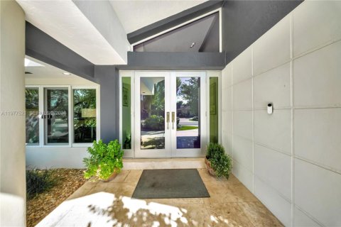 House in Miami, Florida 5 bedrooms, 326.37 sq.m. № 2042094 - photo 5