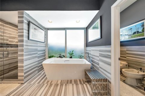 House in Miami, Florida 5 bedrooms, 326.37 sq.m. № 2042094 - photo 26