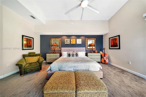 House in Miami, Florida 5 bedrooms, 326.37 sq.m. № 2042094 - photo 23