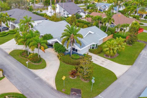 House in Miami, Florida 5 bedrooms, 326.37 sq.m. № 2042094