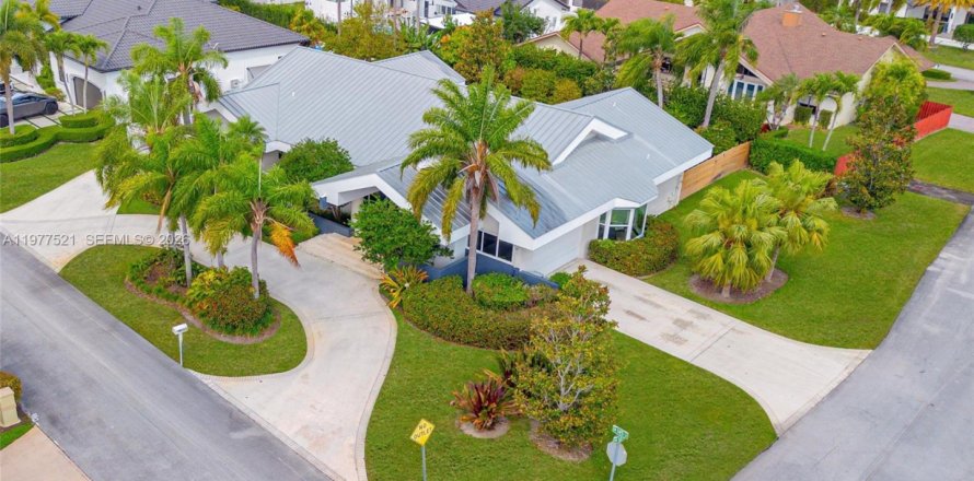 House in Miami, Florida 5 bedrooms, 326.37 sq.m. № 2042094