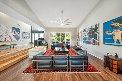 House in Miami, Florida 5 bedrooms, 326.37 sq.m. № 2042094 - photo 6