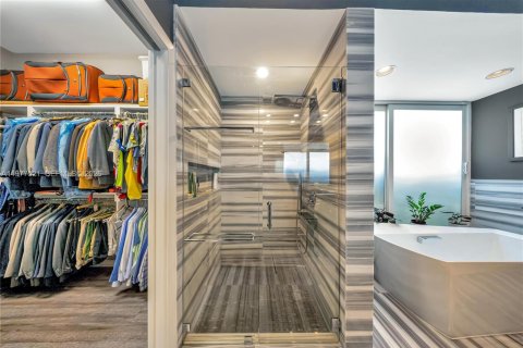 House in Miami, Florida 5 bedrooms, 326.37 sq.m. № 2042094 - photo 27