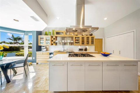 House in Miami, Florida 5 bedrooms, 326.37 sq.m. № 2042094 - photo 12