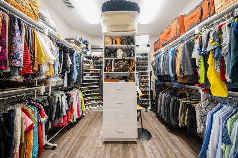 House in Miami, Florida 5 bedrooms, 326.37 sq.m. № 2042094 - photo 30