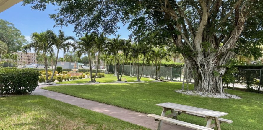 Condo in Palm Springs, Florida, 1 bedroom  № 1092346