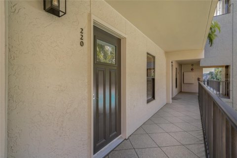 Condo in Saint Petersburg, Florida, 2 bedrooms  № 1635892 - photo 4