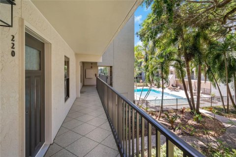 Condo in Saint Petersburg, Florida, 2 bedrooms  № 1635892 - photo 2