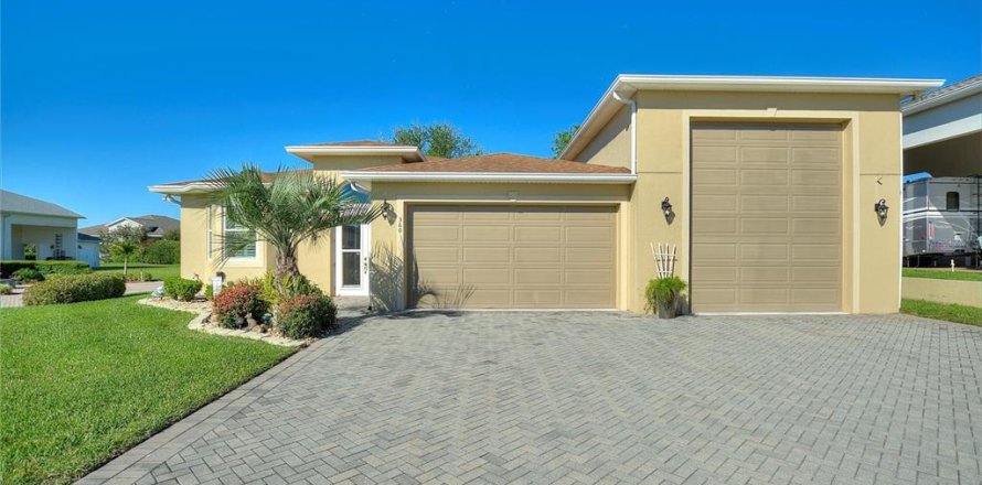 House in Polk City, Florida 2 bedrooms, 171.13 sq.m. № 1108820