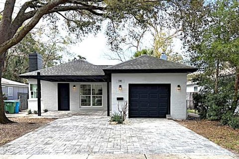 House in Maitland, Florida 3 bedrooms, 138.89 sq.m. № 2091616