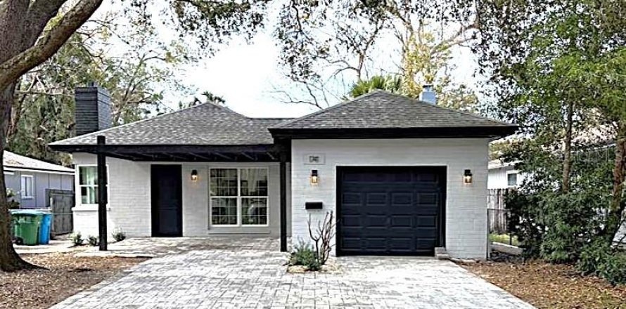 House in Maitland, Florida 3 bedrooms, 138.89 sq.m. № 2091616