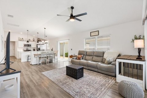 House in The Villages, Florida 3 bedrooms, 139.26 sq.m. № 1898964 - photo 10