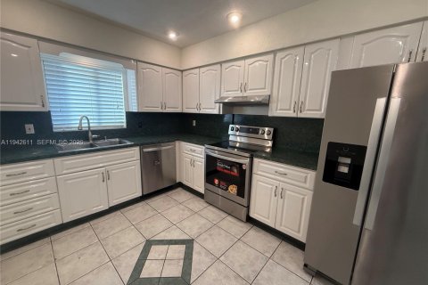 Villa ou maison à louer à Fort Lauderdale, Floride: 4 chambres, 201.04 m2 № 1999163 - photo 4