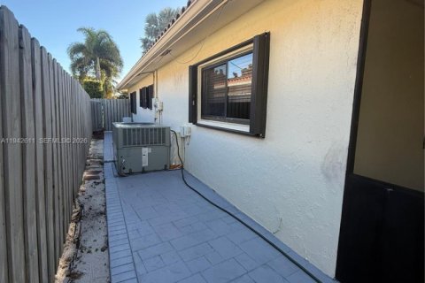 Villa ou maison à louer à Fort Lauderdale, Floride: 4 chambres, 201.04 m2 № 1999163 - photo 8