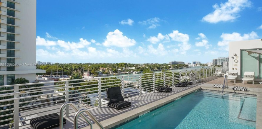 Condominio en Miami Beach, Florida, 1 dormitorio № 1697982