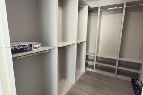 Copropriété à vendre à Surfside, Floride: 1 chambre, 84.08 m2 № 2004486 - photo 22