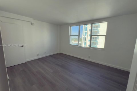 Copropriété à vendre à Surfside, Floride: 1 chambre, 84.08 m2 № 2004486 - photo 13