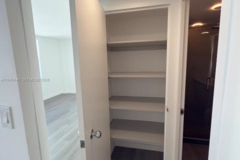 Copropriété à vendre à Surfside, Floride: 1 chambre, 84.08 m2 № 2004486 - photo 26