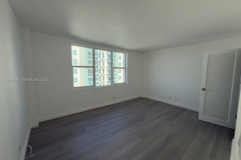 Copropriété à vendre à Surfside, Floride: 1 chambre, 84.08 m2 № 2004486 - photo 12