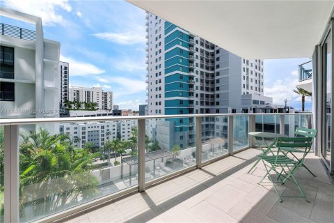 Condominio en alquiler en Miami, Florida, 1 dormitorio, 60.2 m2 № 1991018 - foto 2