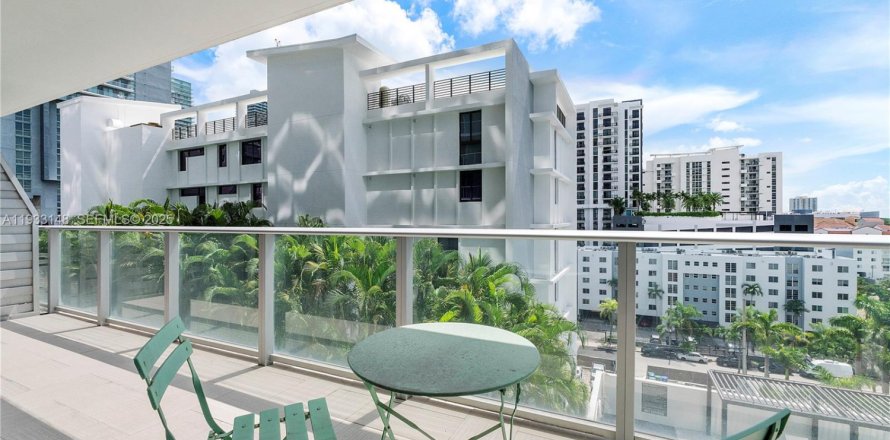 Condominio en Miami, Florida, 1 dormitorio  № 1991018