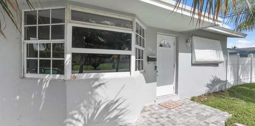 House in Lauderhill, Florida 4 bedrooms, 179.49 sq.m. № 936647