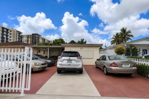 House in Hialeah, Florida 4 bedrooms, 175.86 sq.m. № 2271202