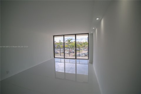 Copropriété à vendre à Hallandale Beach, Floride: 2 chambres, 135.17 m2 № 1960070 - photo 10
