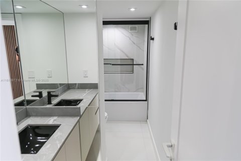 Copropriété à vendre à Hallandale Beach, Floride: 2 chambres, 135.17 m2 № 1960070 - photo 19