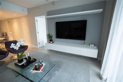Condo in Miami, Florida, 1 bedroom  № 1814126 - photo 5