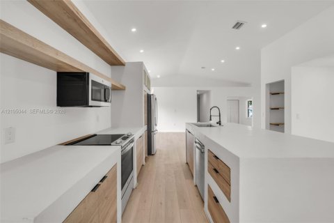 Villa ou maison à louer à Miramar, Floride: 4 chambres, 148.36 m2 № 2412953 - photo 8
