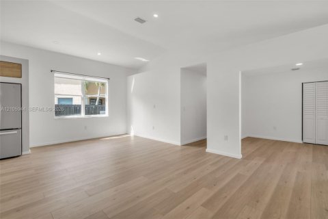 Villa ou maison à louer à Miramar, Floride: 4 chambres, 148.36 m2 № 2412953 - photo 13