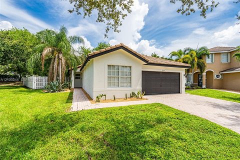 Villa ou maison à louer à Miramar, Floride: 4 chambres, 148.36 m2 № 2412953 - photo 2