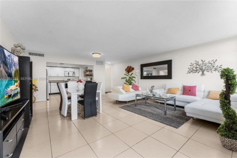 Copropriété à vendre à North Miami, Floride: 2 chambres, 110.37 m2 № 2045021 - photo 11