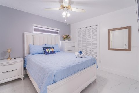 Casa en venta en Brandon, Florida, 5 dormitorios, 219.25 m2 № 1903486 - foto 18