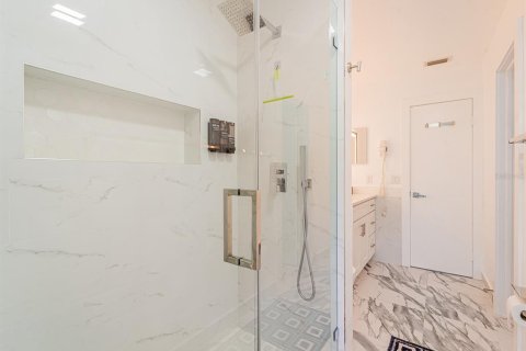 Casa en venta en Brandon, Florida, 5 dormitorios, 219.25 m2 № 1903486 - foto 20