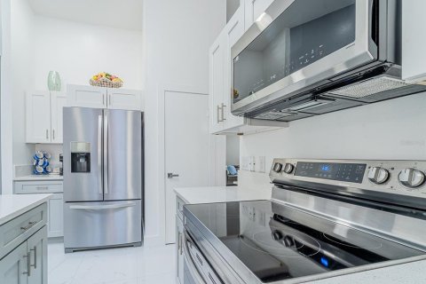 Casa en venta en Brandon, Florida, 5 dormitorios, 219.25 m2 № 1903486 - foto 12
