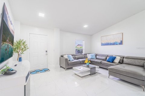 Casa en venta en Brandon, Florida, 5 dormitorios, 219.25 m2 № 1903486 - foto 5