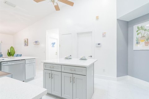 Casa en venta en Brandon, Florida, 5 dormitorios, 219.25 m2 № 1903486 - foto 11