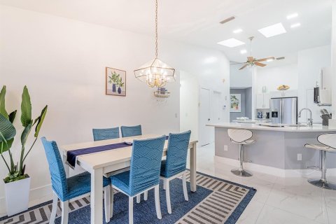 Casa en venta en Brandon, Florida, 5 dormitorios, 219.25 m2 № 1903486 - foto 9