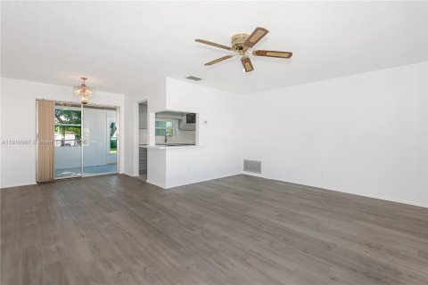 Casa en venta en Pompano Beach, Florida, 2 dormitorios, 96.06 m2 № 2016445 - foto 4