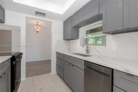 Casa en venta en Pompano Beach, Florida, 2 dormitorios, 96.06 m2 № 2016445 - foto 12